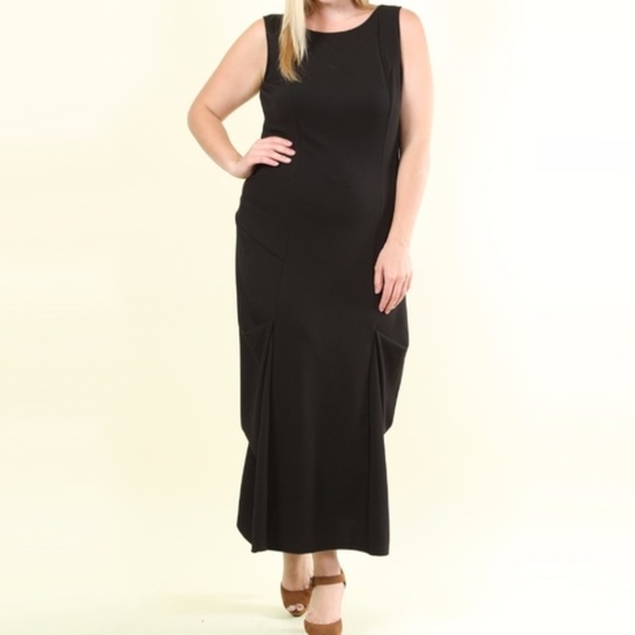 Plus Size Black Ruched Sides Sleeveless Maxi Dress - Picture 2 of 5